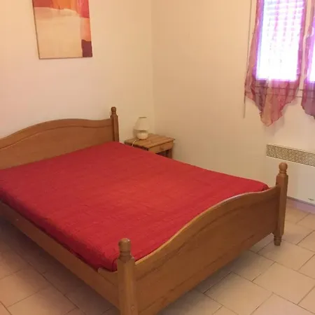 Chalet Pittoresque A Avec Jardin Cloture בקתה