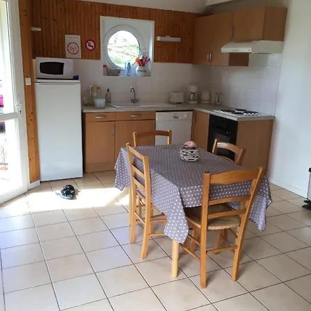 Chalet Pittoresque A Avec Jardin Cloture בקתה